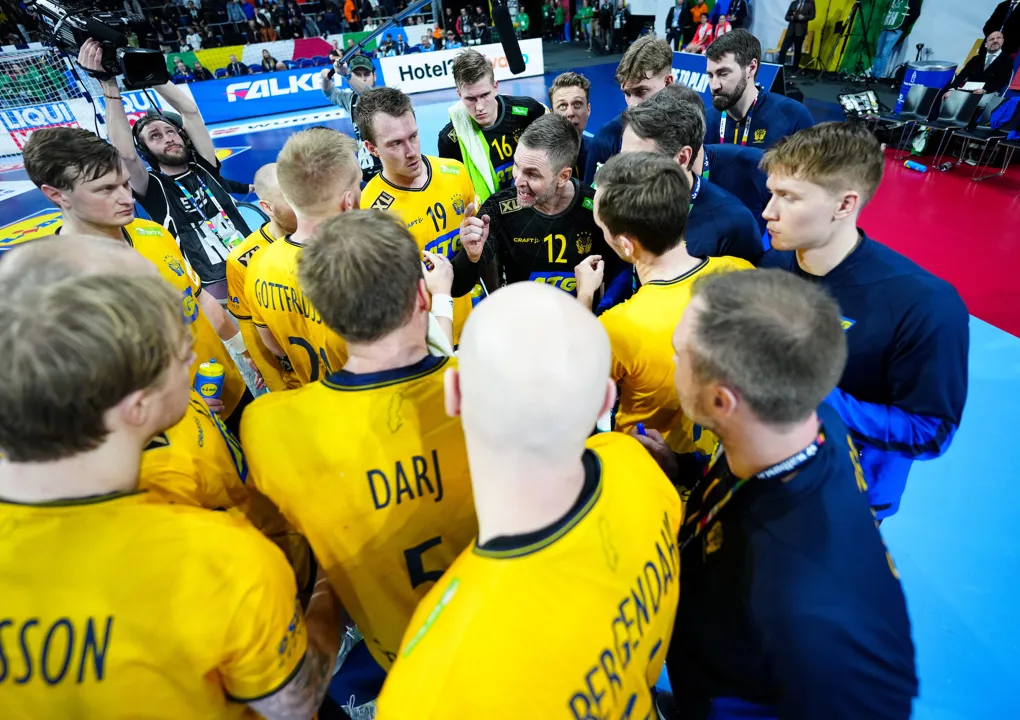 Reigning champions start main round clashes in Hamburg