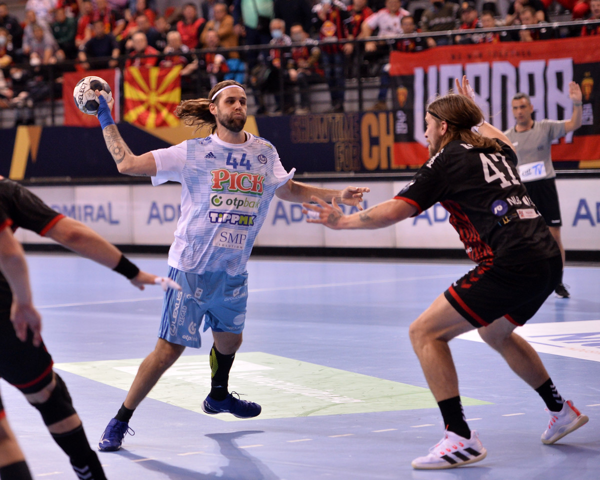 The favourites shine to close round 8