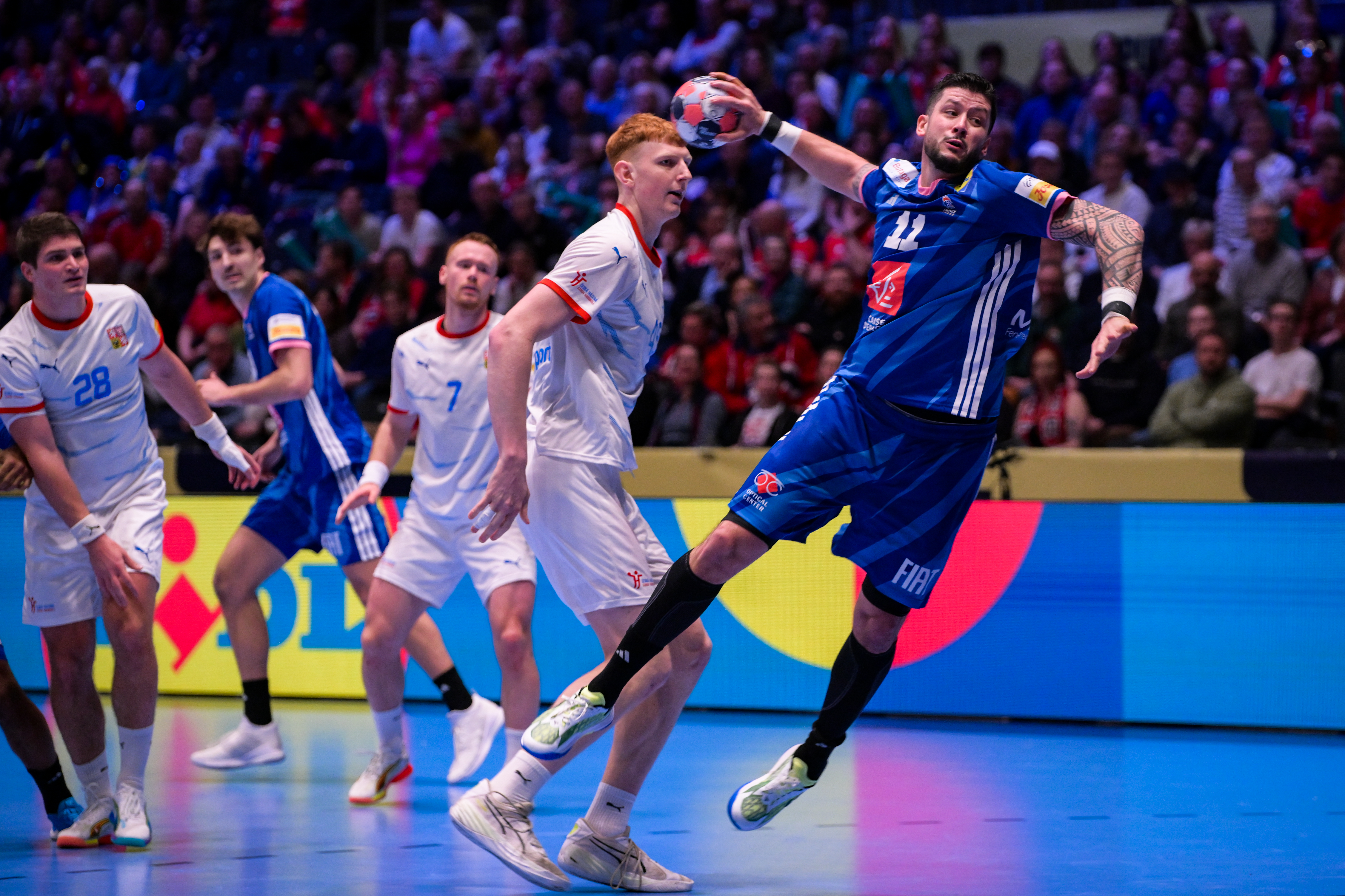 France start title defence with large win over Czechia