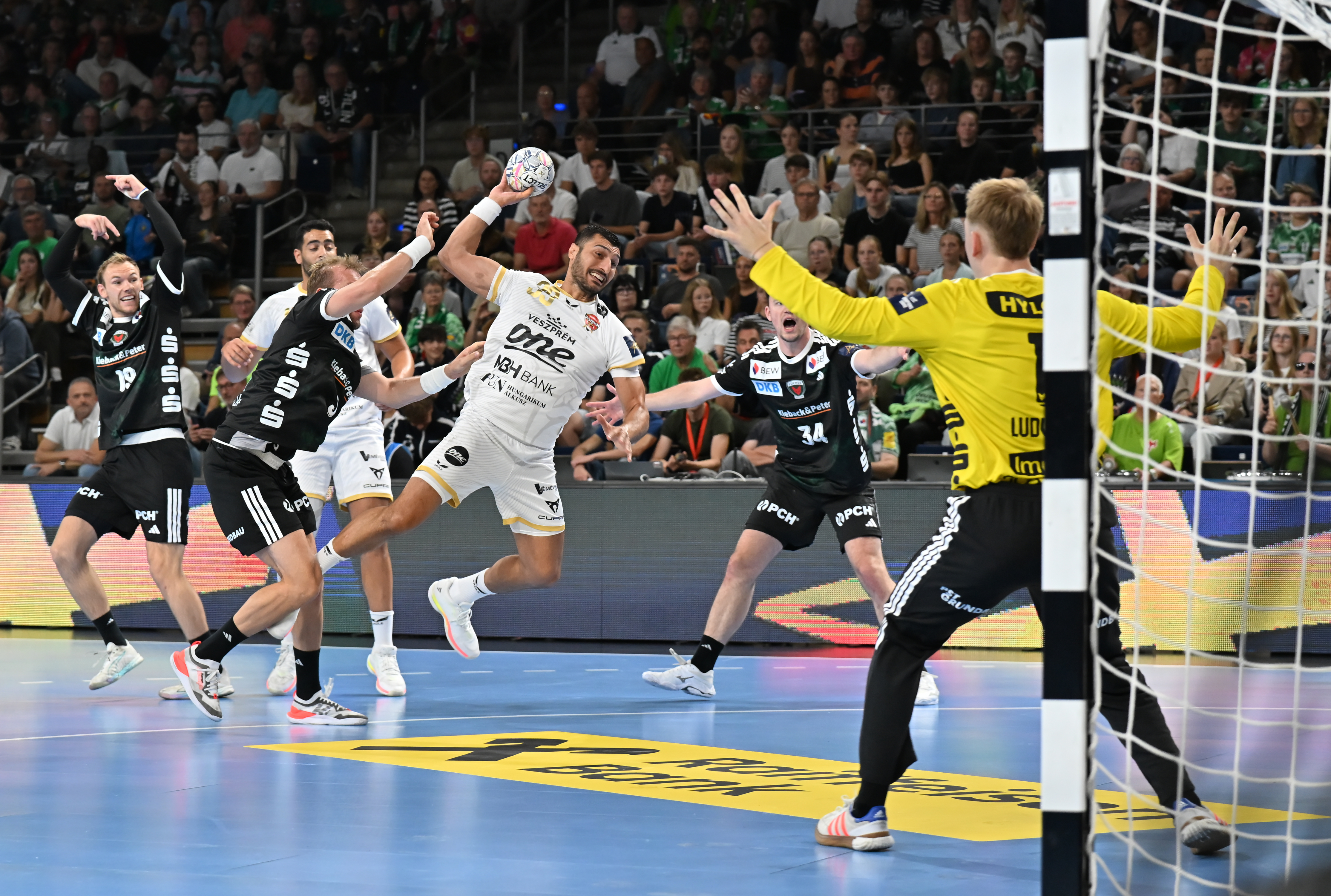 Veszprém win key duel in Berlin, four teams with clean record