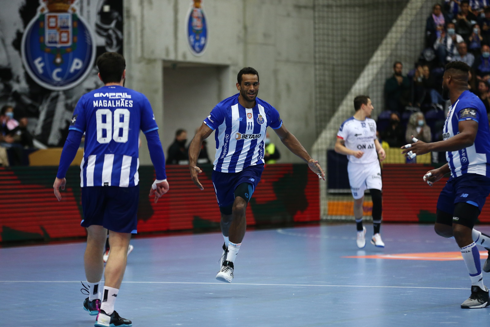 Late drama in Porto results in a draw