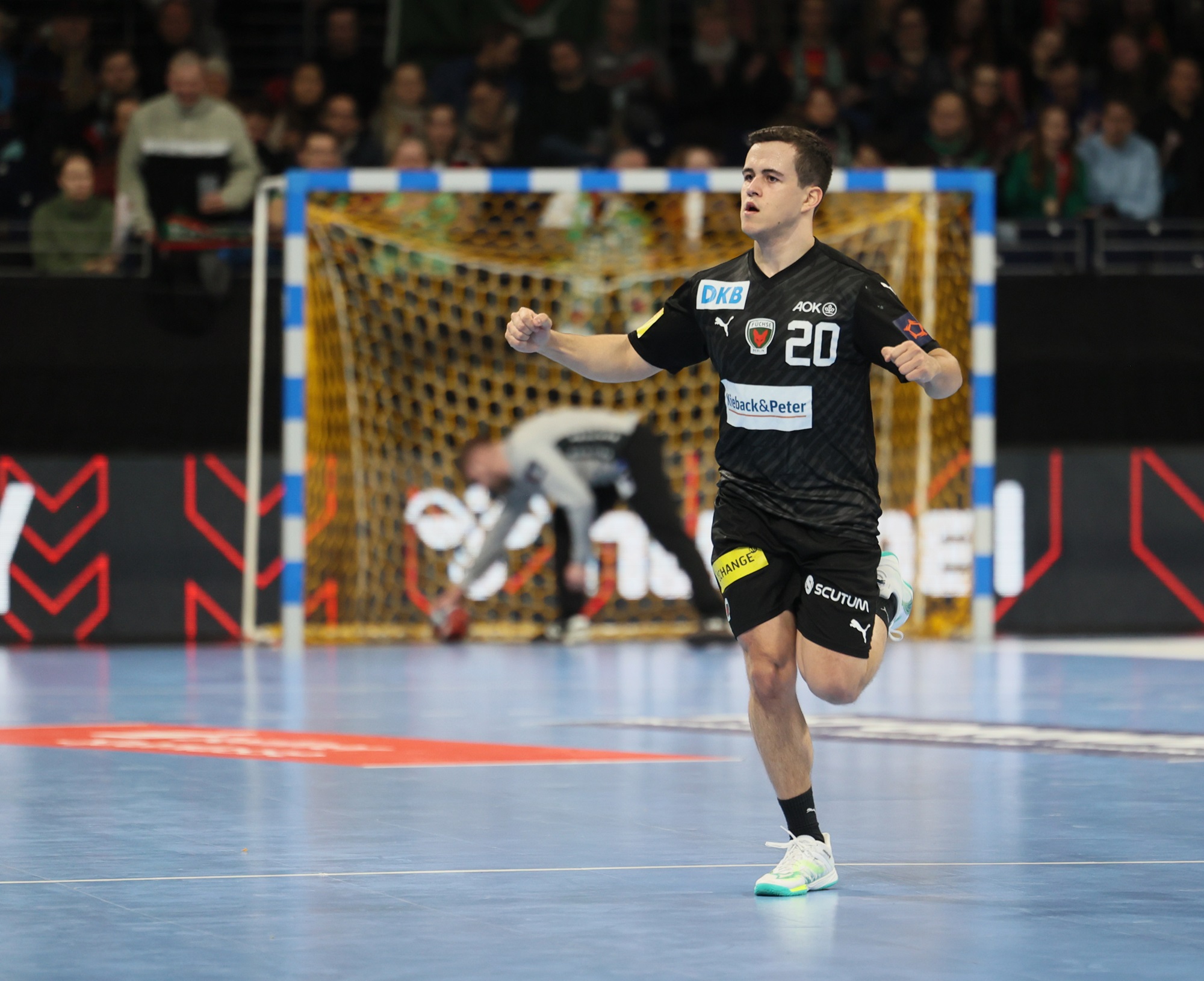 3 former winners, 11 nations, 16 teams, and 21,821 fans