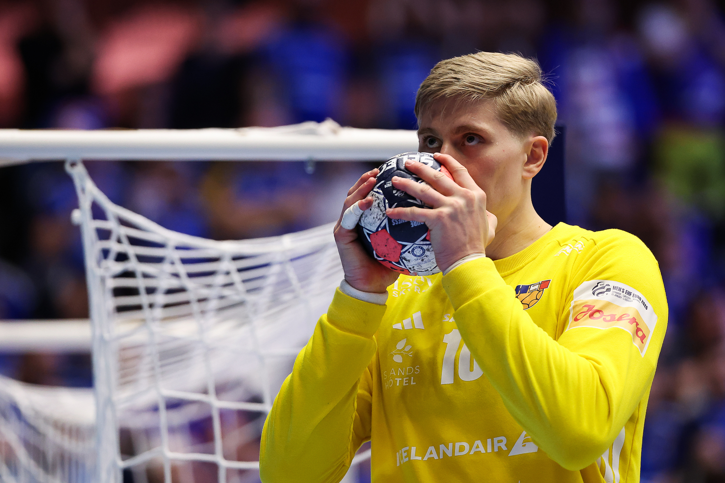 Hallgrímsson lifts Iceland past Hungary in dramatic group final