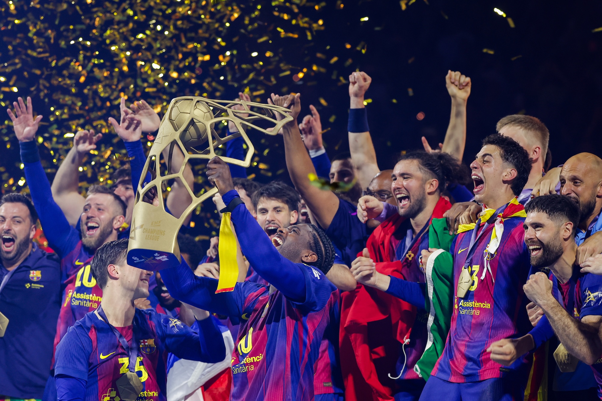 Summary: Barça return to the top as records fall