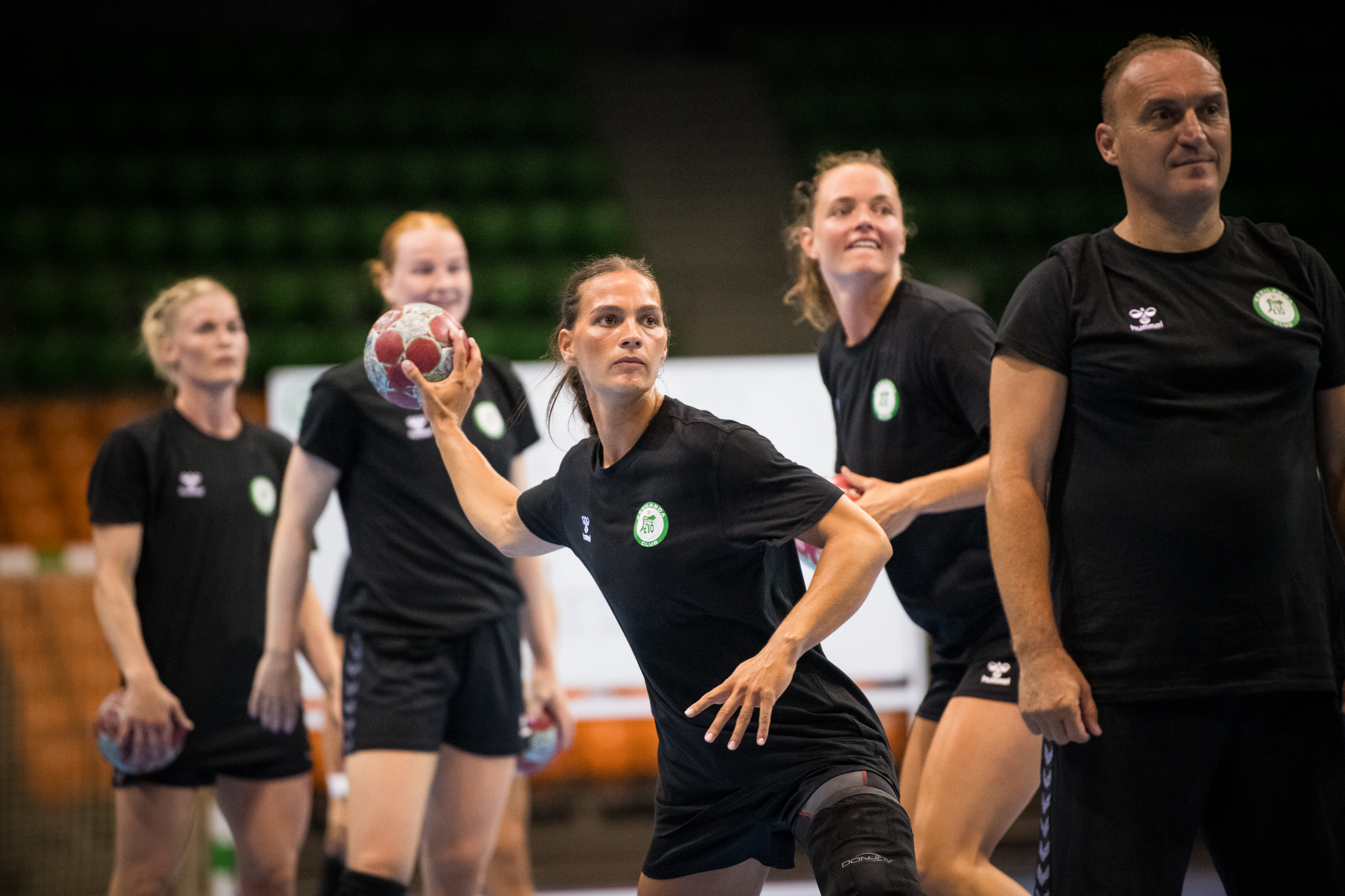 Elver: “It's difficult not to find a good connection with these girls”